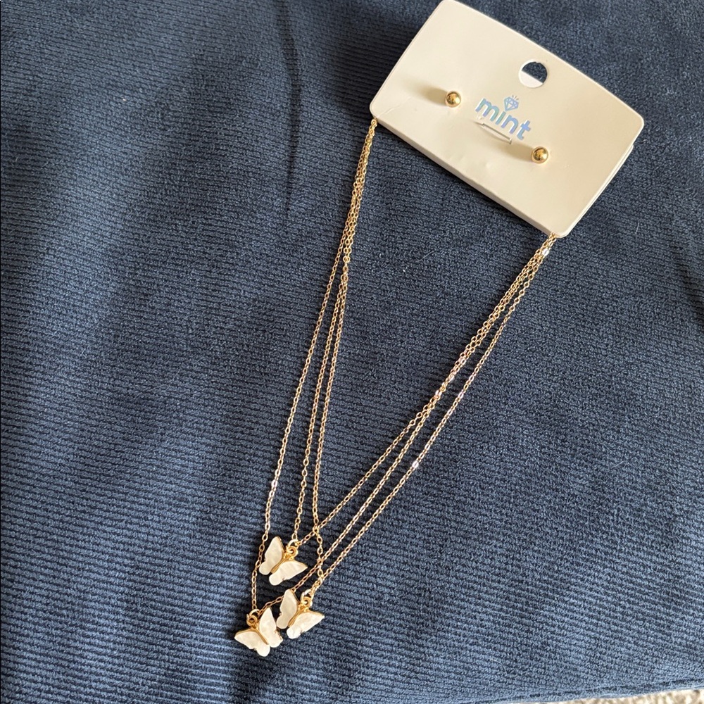 Elegant Gold or silvertone Butterfly Necklace - Picture 3 of 4